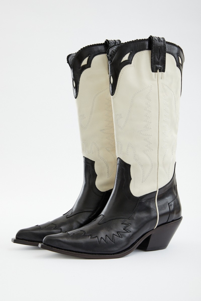 BOTA A GIRL LIKE ME